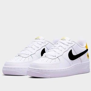 BIG KIDS’ NIKE AIR FORCE 1 LV8 HAVE A NIKE DAY CASUAL SHOES SIZE 5.5 .